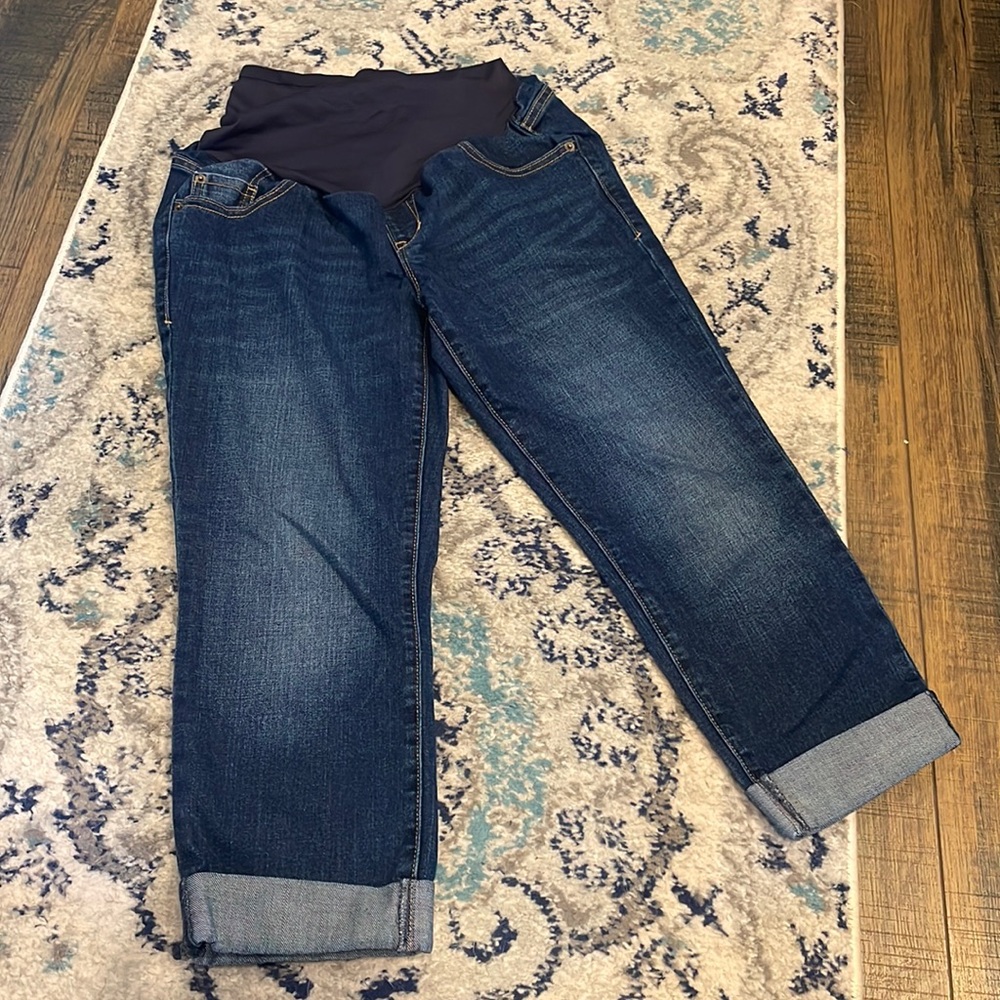Size 6 Old Navy Maternity denim capris- VGUC